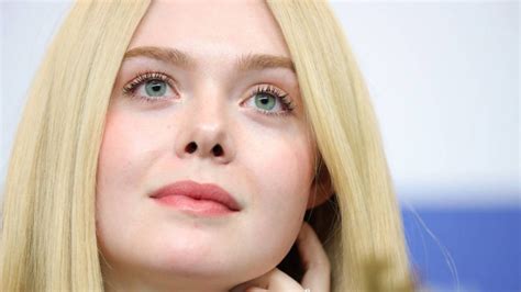 The Greats Elle Fanning sizzles in swimsuit selfie as。